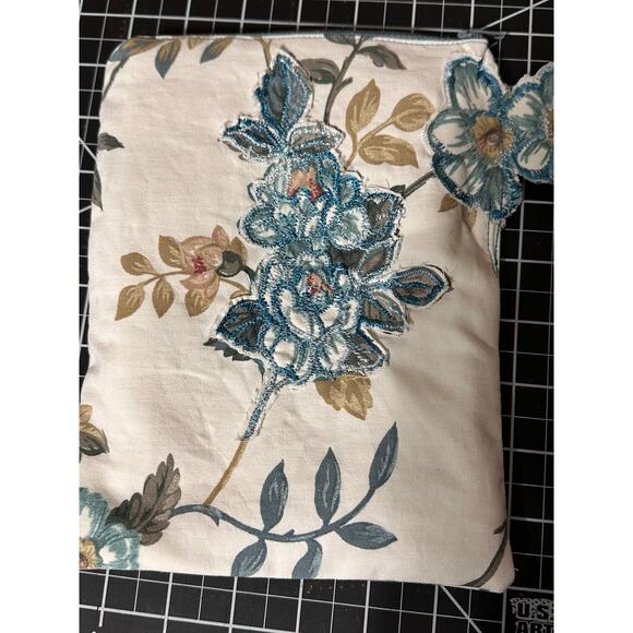 Handmade Petal Purse with matching pocket insert and embroidered accents. - Picture 8 of 10